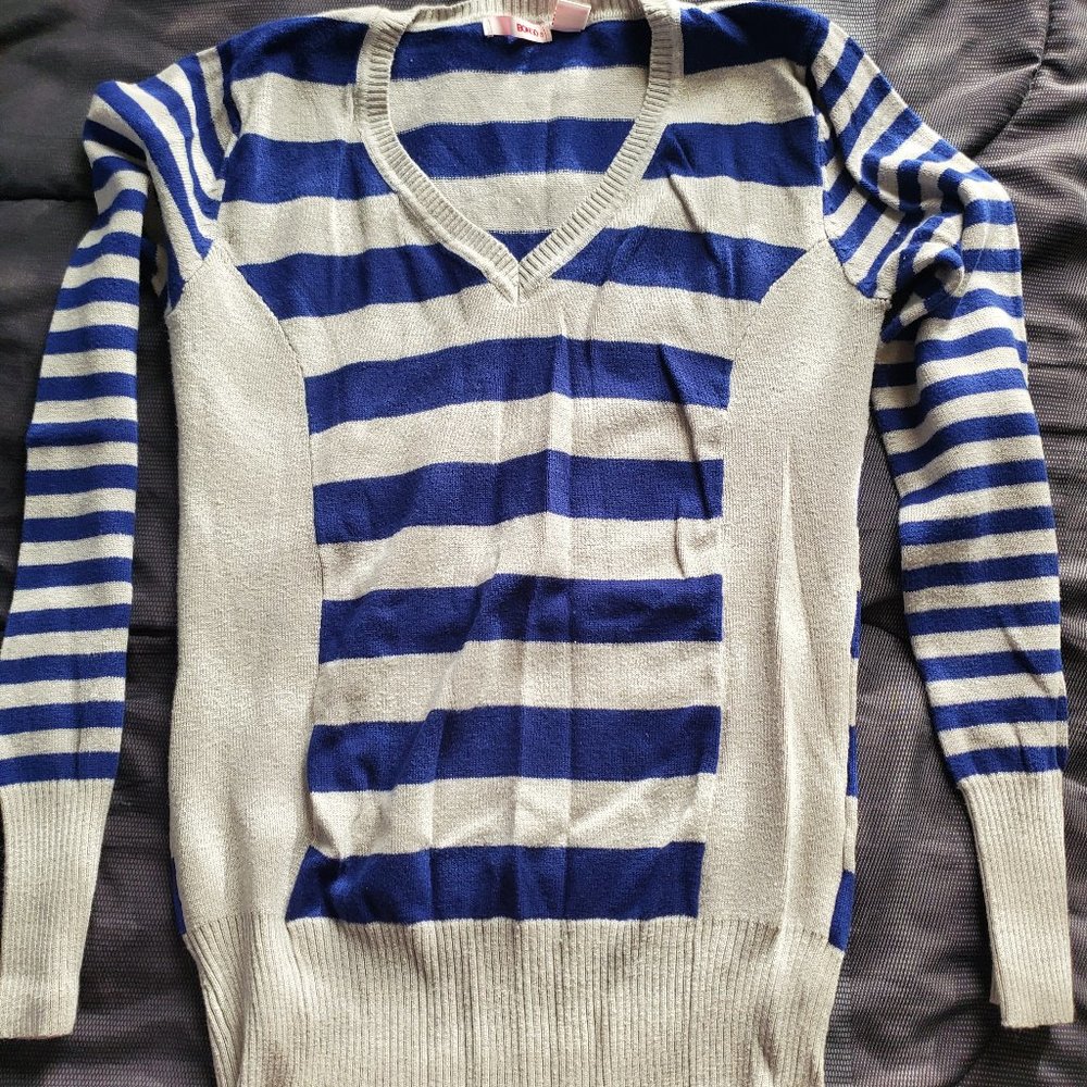 women med gray/blue striped sweater